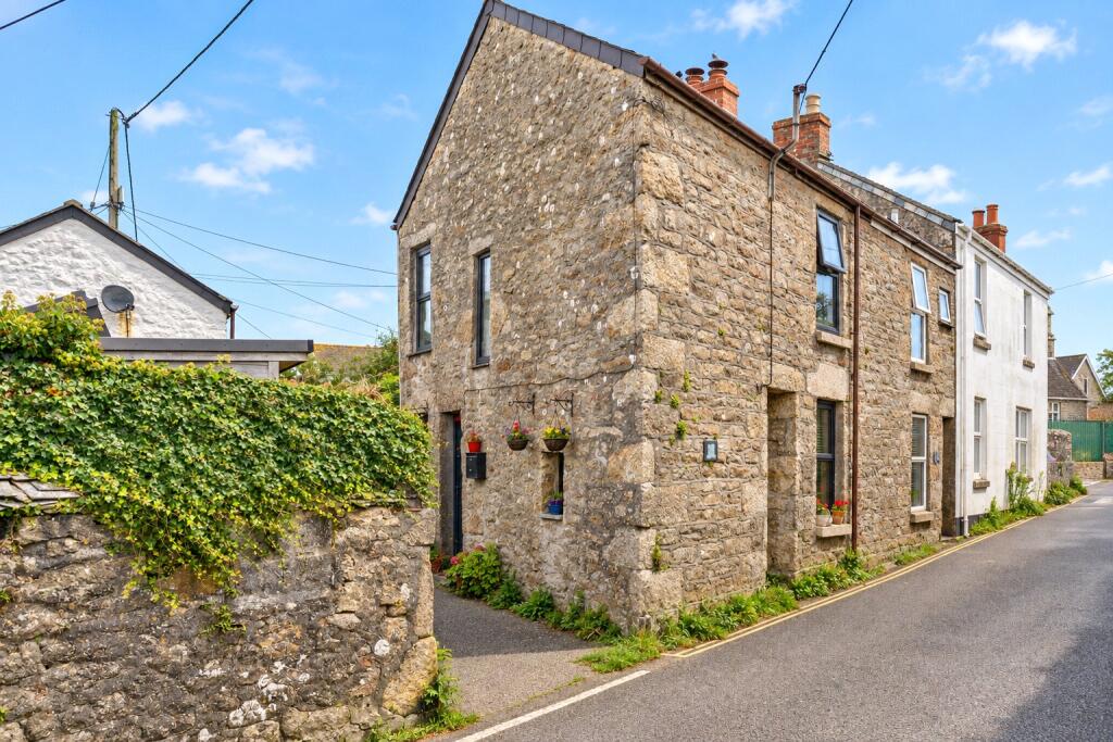 2 BEDROOM END OF TERRACE, GREAT LOCATION, NO CHAIN