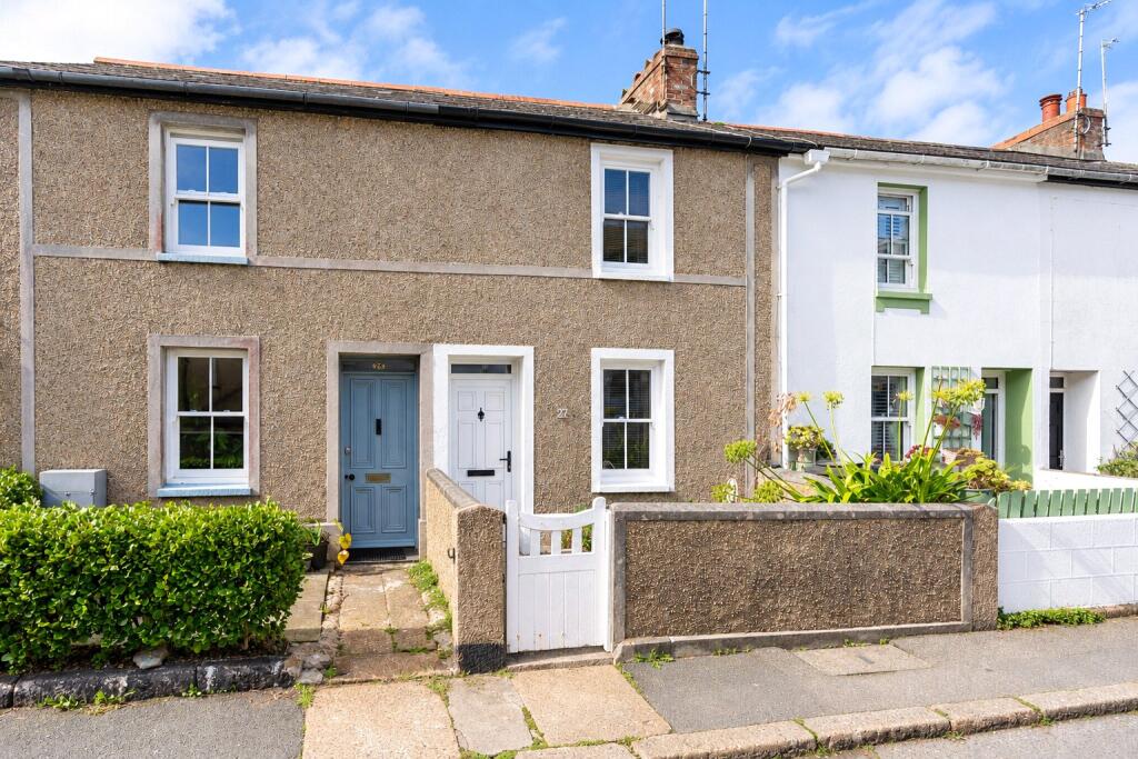 2 bedroom terraced house in Penzance, great location, no chain, town centre