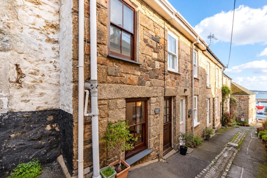 2 bedroom semi detached house in Newlyn, great location, no chain