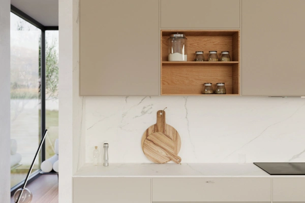 White handleless kitchen with an oak niche and a marble backsplash