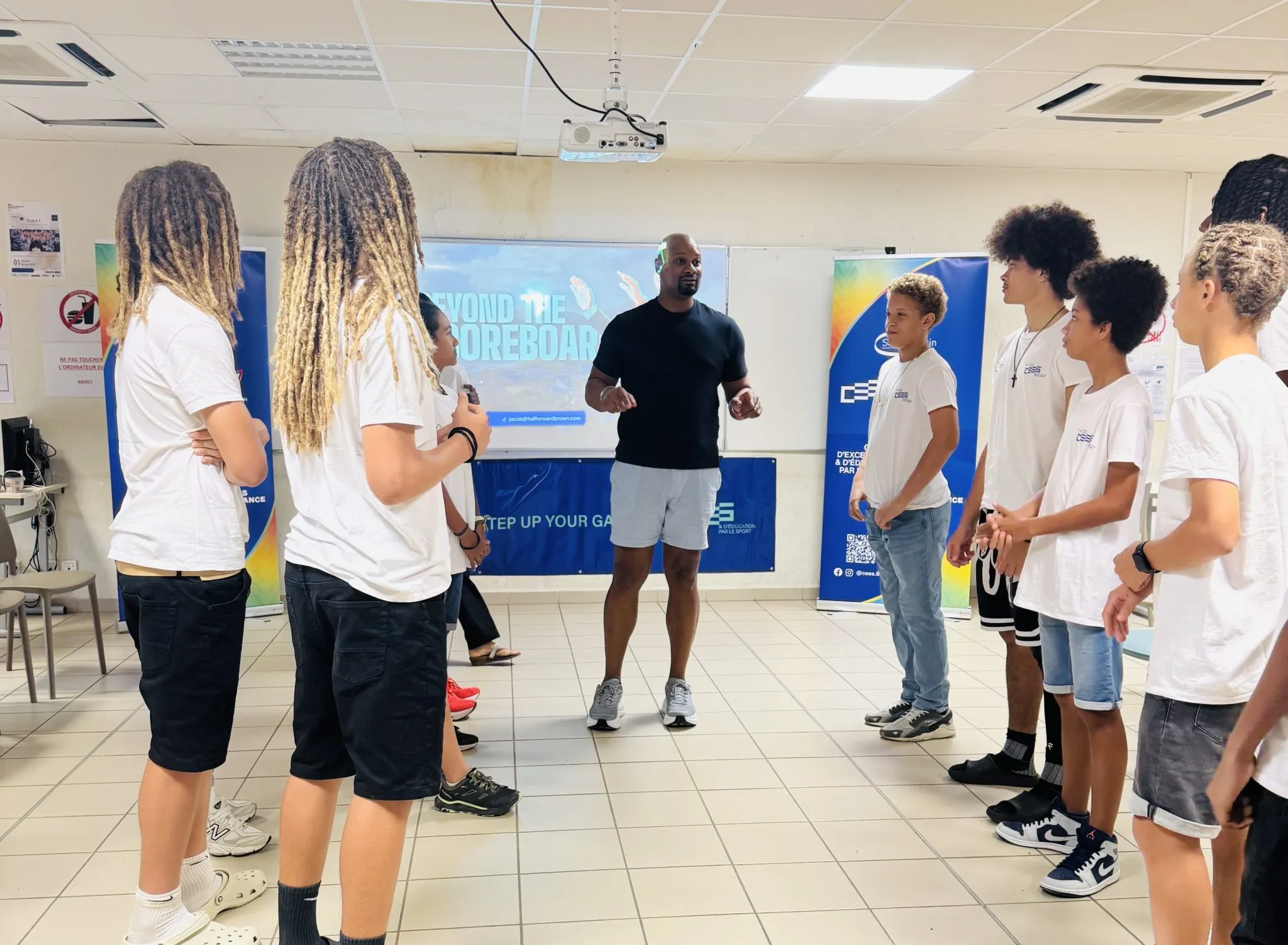 L’ancien joueur professionnel de NFL Jacob Brown rencontre les élèves-athlètes du CEES