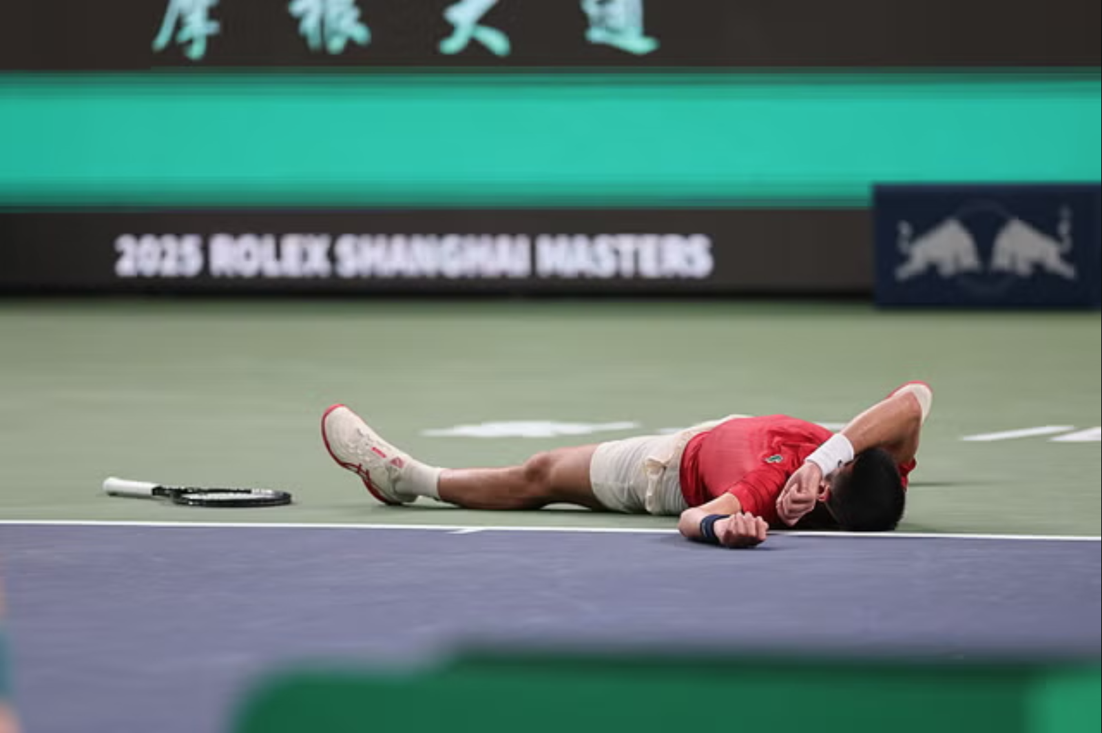 Novak Djokovic collapses on court due to the heat at the 2025 Shanghai Masters