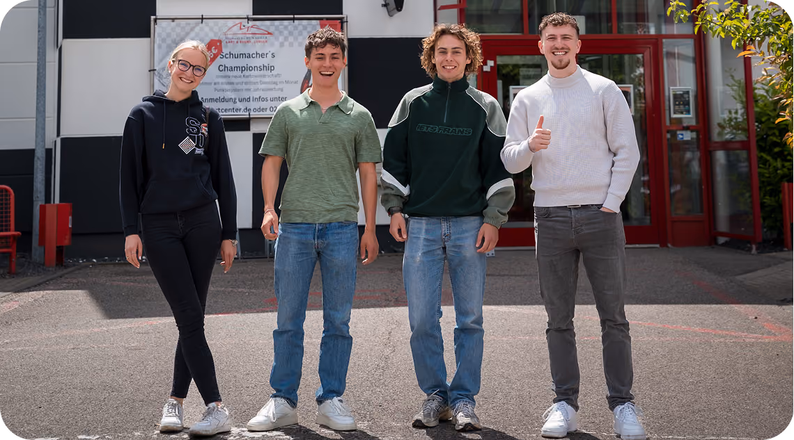 THEFABERS Teamevent: Olivia, Elia, Emil und Andi stehen gut gelaunt vor der Kartbahn beim Kartfahren