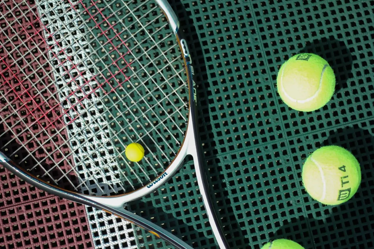 10 Perbedaan Padel dan Tenis: Olahraga Raket yang Lagi Booming