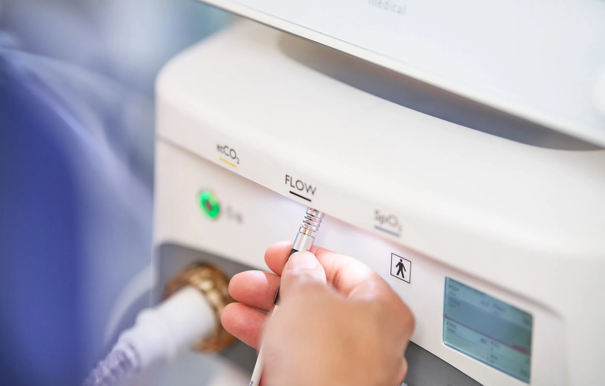 patientenrelevanten Anschlüsse an der Vorderseite des Gerätes