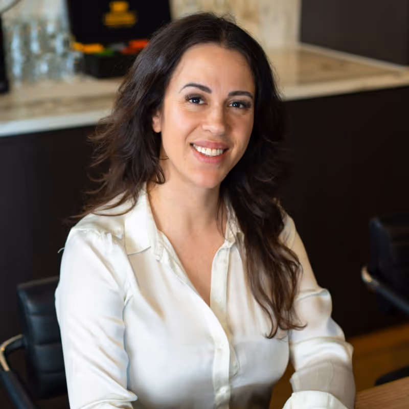 Portrait d'Elif Sunna Bilecek, Fondatrice Smart Jobs, utilisant les automatisations et l'intégration d'IA ChatGPT réalisées par l'agence SHUNPO