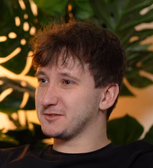 Portrait de Corentin Lambert, Fondateur de Revoltrain, suite à la refonte de son site web sur Webflow par l'agence SHUNPO