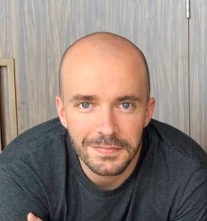 Portrait de Simon Brossard, Responsable Tech chez lemlist, utilisant le site Webflow connecté à Airtable via Make développé par l'agence SHUNPO