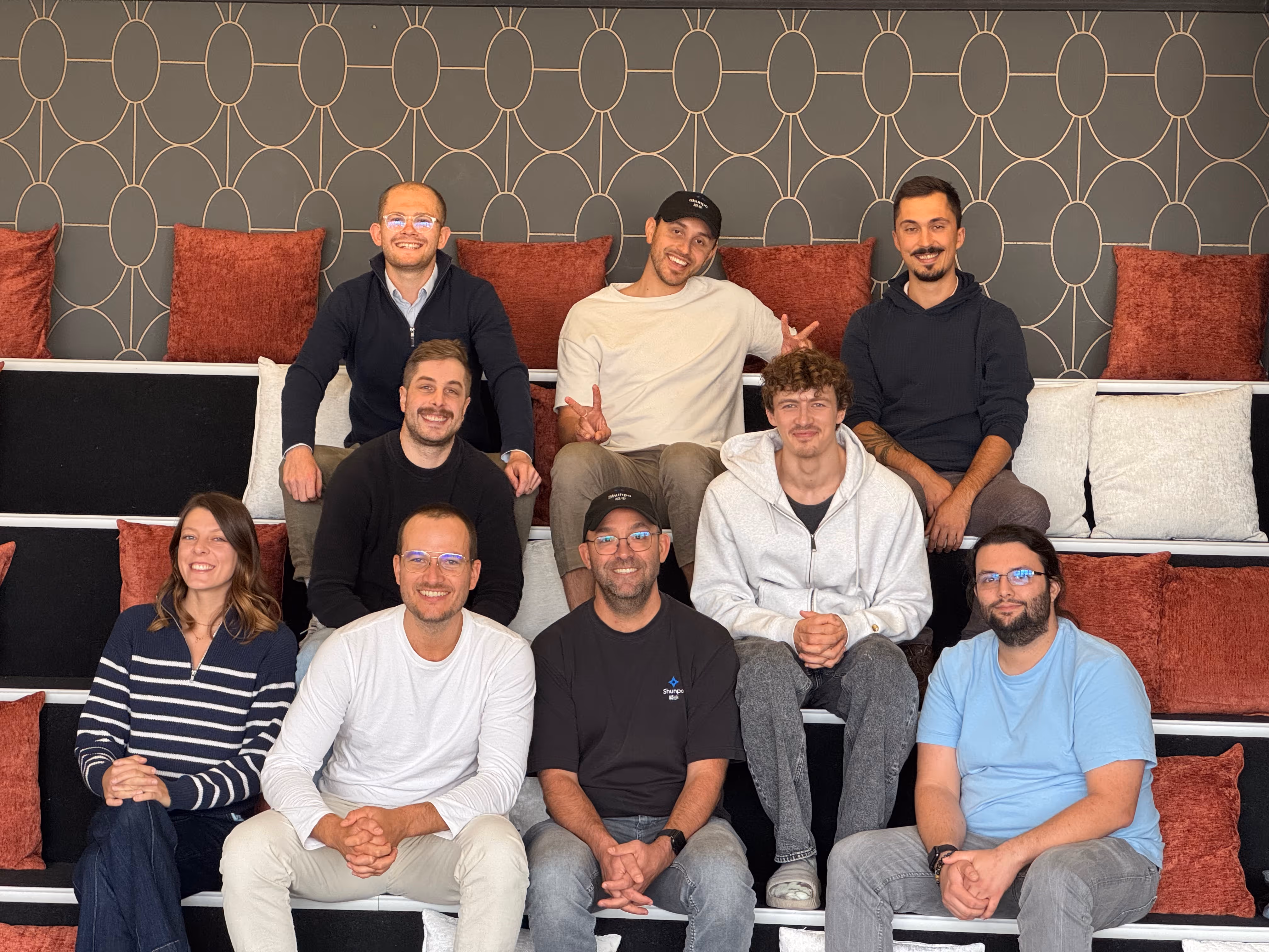 Photo de l'ensemble de la team SHUNPO, la seule agence LowCode NoCode de Lyon.