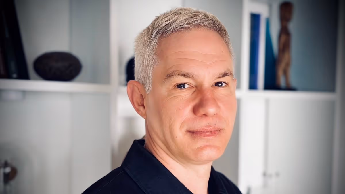 Portrait de Ludovic Donnadieu, fondateur de la Fondation Donnadieu, pour la création de son site vitrine Webflow après les maquettes Figma par SHUNPO