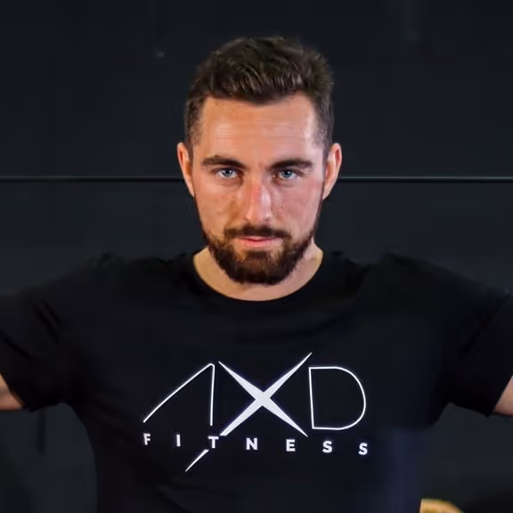 Portrait d'Alex Denys, CEO d'AXD Fitness, sur son nouveau site vitrine Webflow développé par l'agence SHUNPO