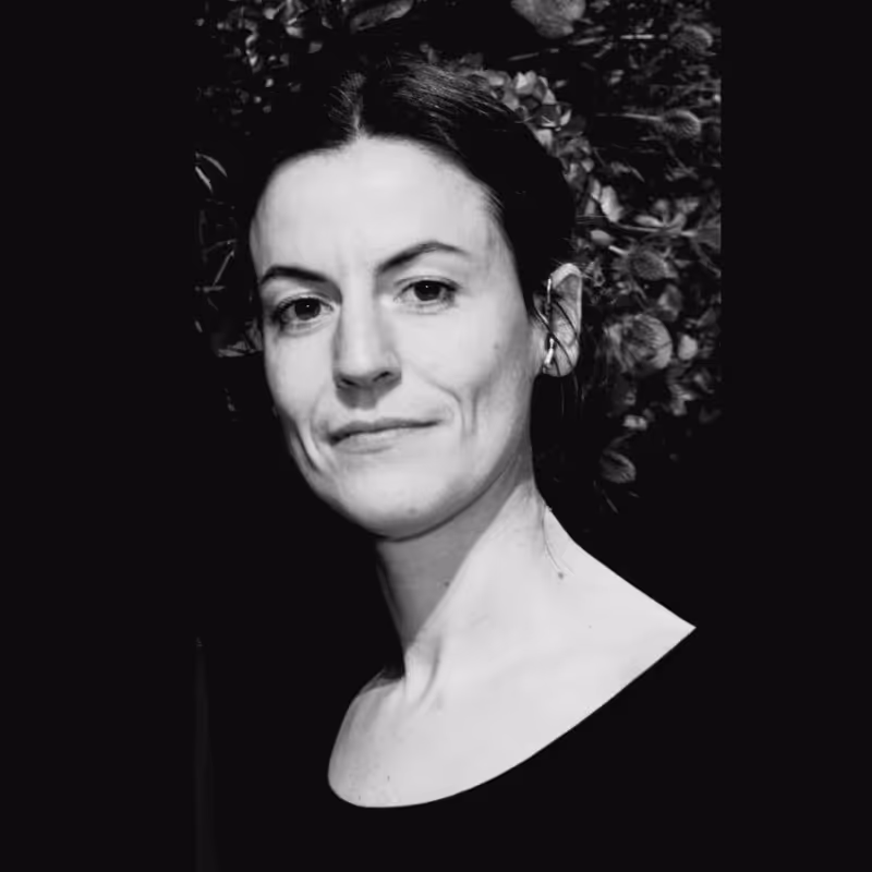 Hélène Allain, Directrice Communication Initial LABO, utilisant la webapp e-commerce sur Bubble créée par l'agence SHUNPO