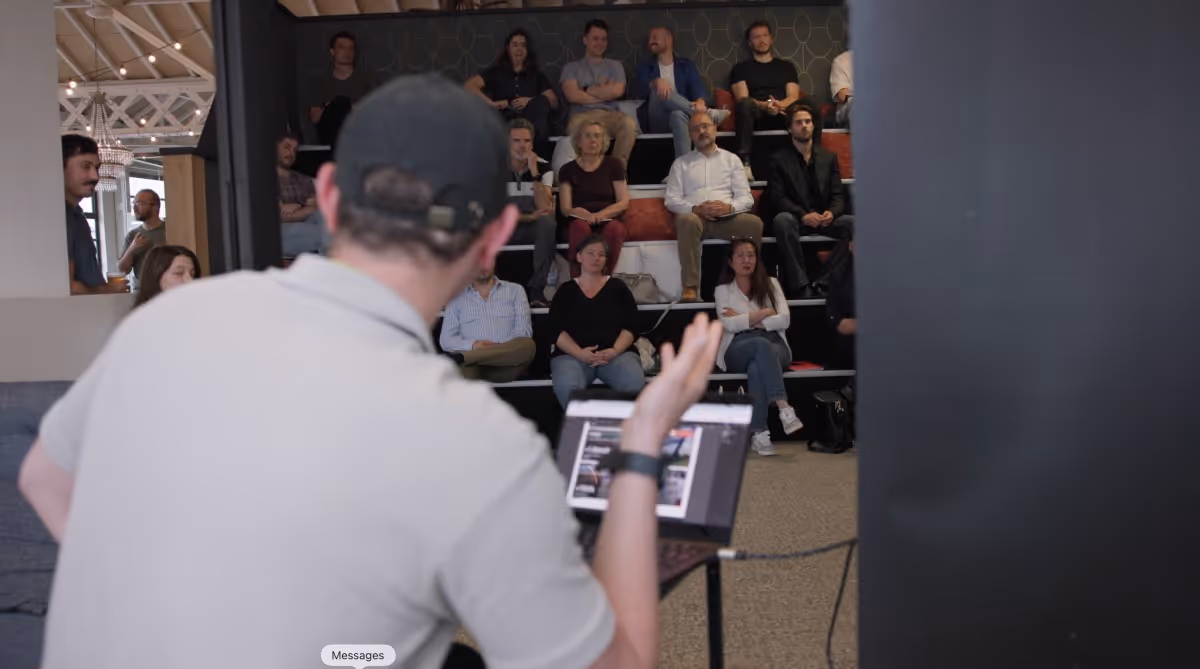 Maxime Brunet, le CEO de SHUNPO, est en train de donner une formation à 35 personnes sur l'intelligence artificielle en entreprise.