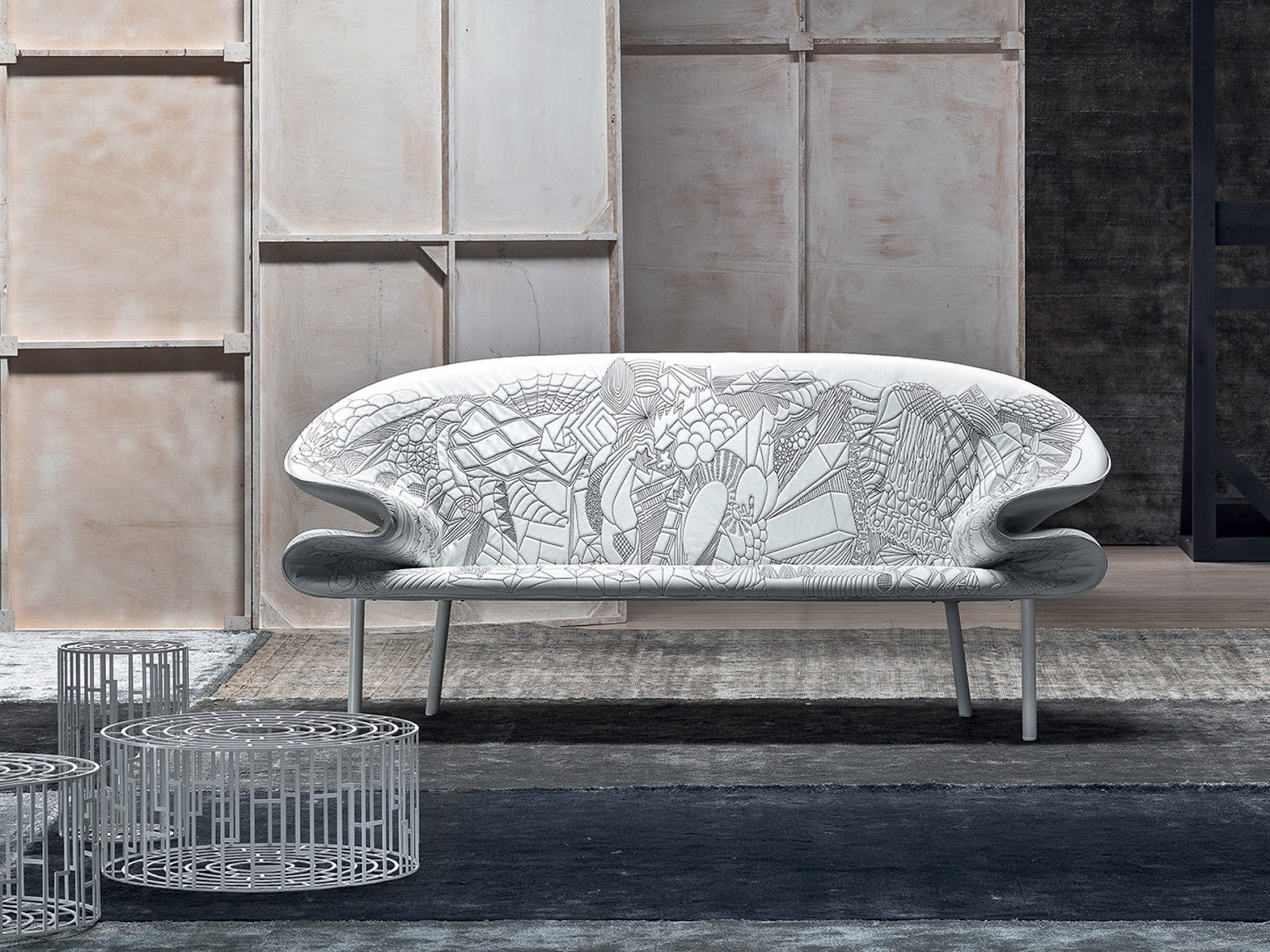 Canapé Doodle signé par le duo Anderssen & Voll pour Moroso, avec un revêtement blanc orné de motifs noirs évoquant un dessin à main levée.