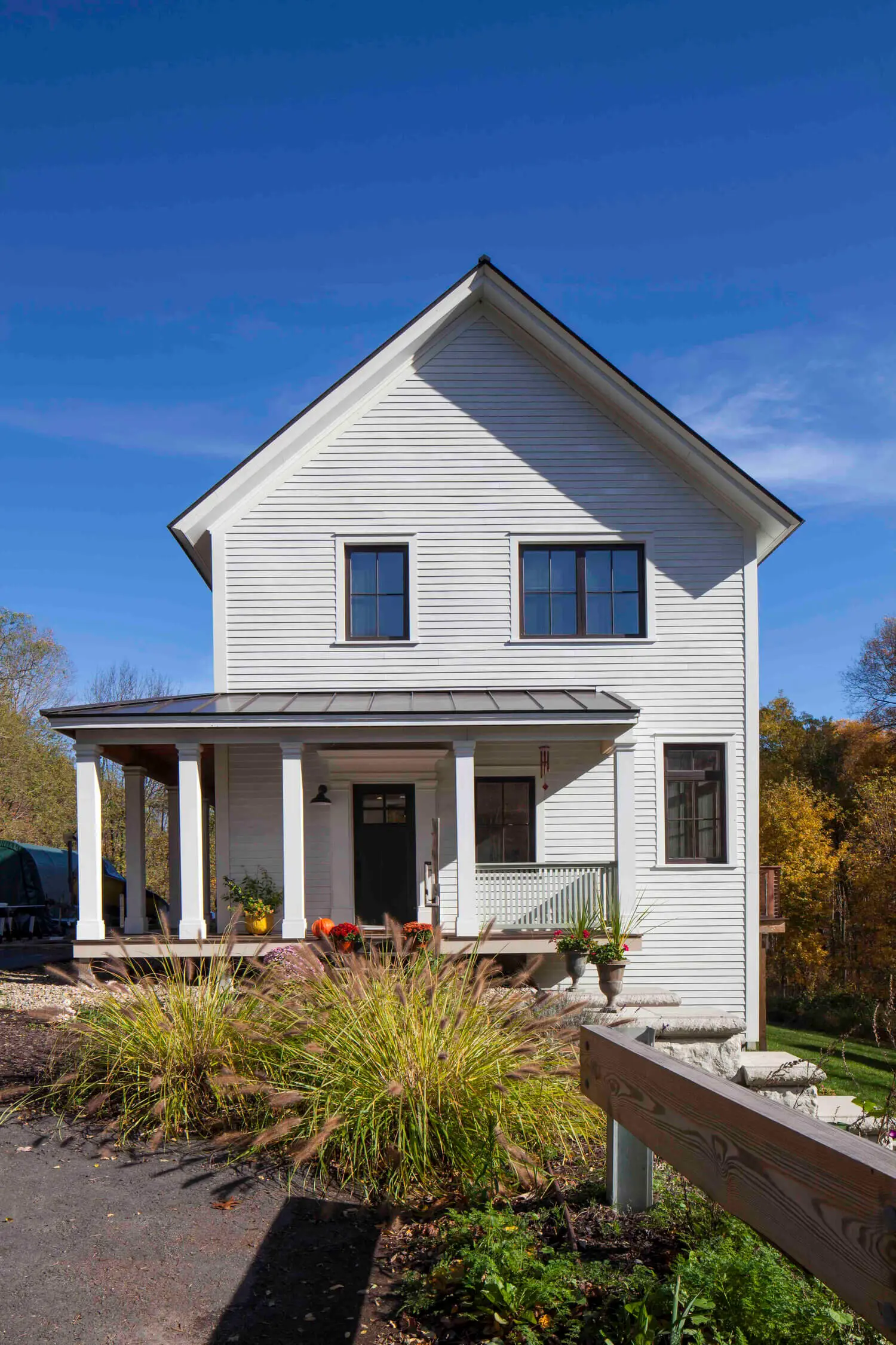Discover the BrightBuilt Cushing: Efficient Farmhouse Living