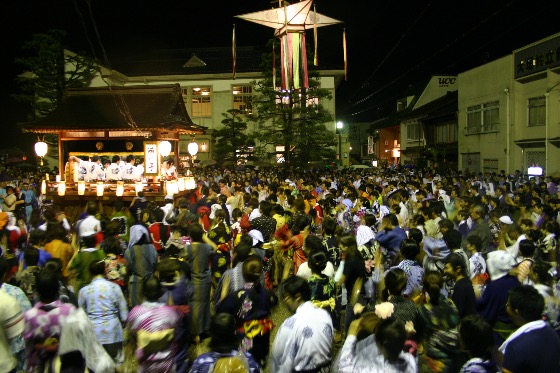 A large crowd in yukata dances through the streets during Gujo Odori in Gifu Prefecture.