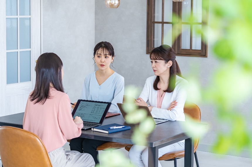 Three Japanese women in a meeting discussing work, symbolizing the growing participation of women in Japan’s workforce.