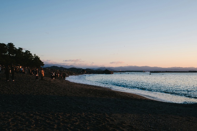 People gathering along the coast to watch the first sunrise of the year during hatsuhinode.