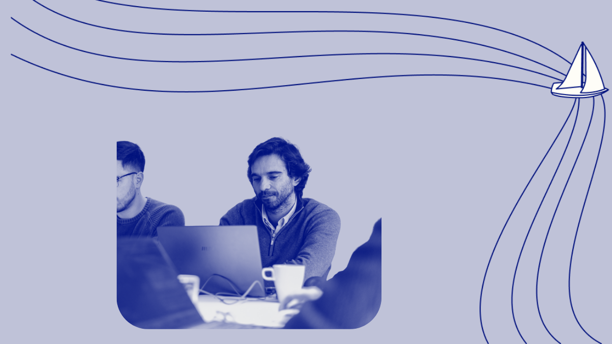 Dos joves treballant en la codificació