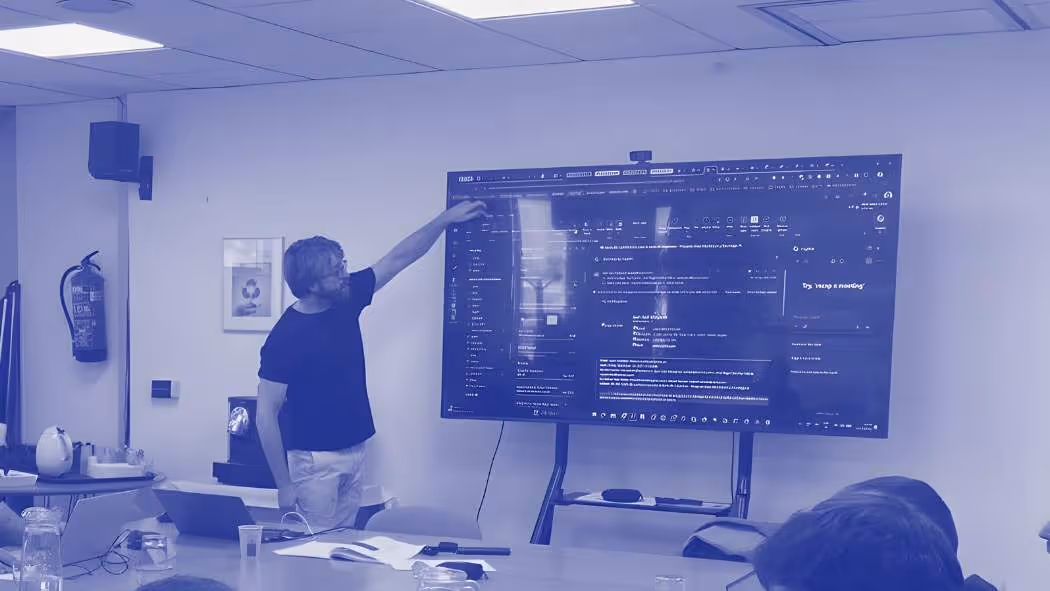 Jóvenes trabajando en proyectos de LLM e IA en una oficina.