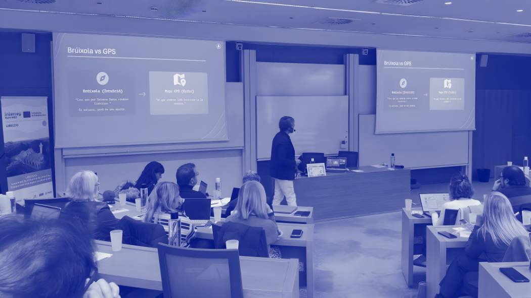 Varias pantallas que muestran código, representando un sistema de arquitectura de datos.