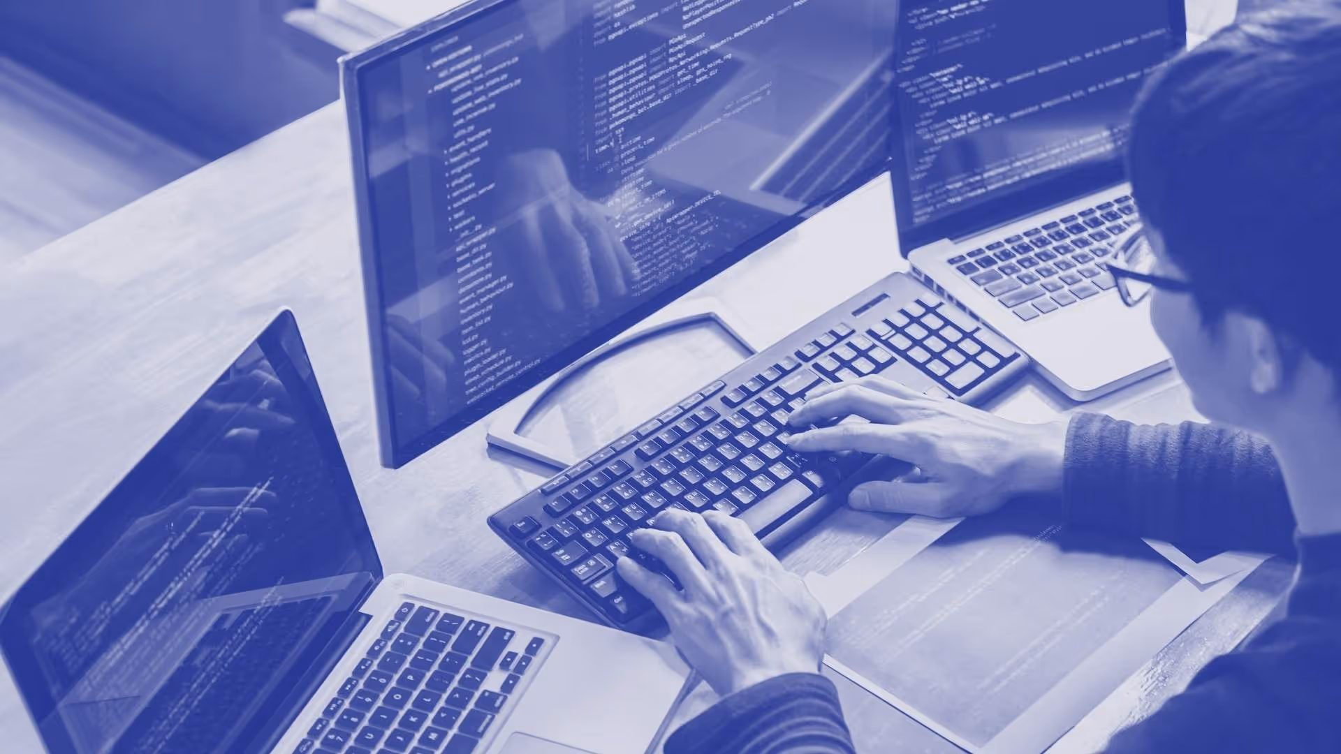 Un joven programador trabajando en una plataforma de datos.