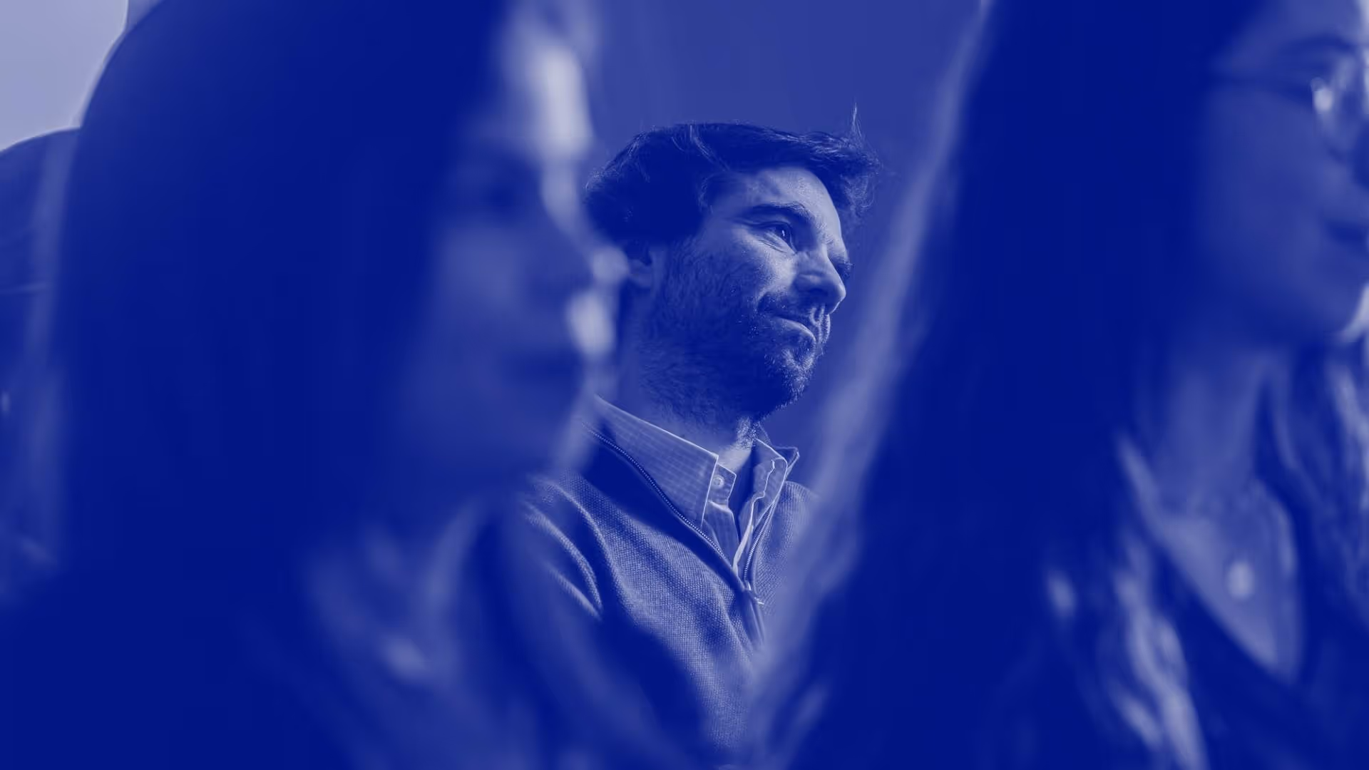 Dos personas asisten a una formación sobre IA y datos.