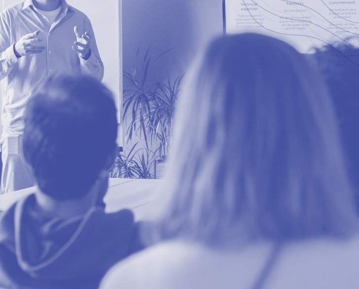 Tres personas asisten a una formación sobre datos e IA