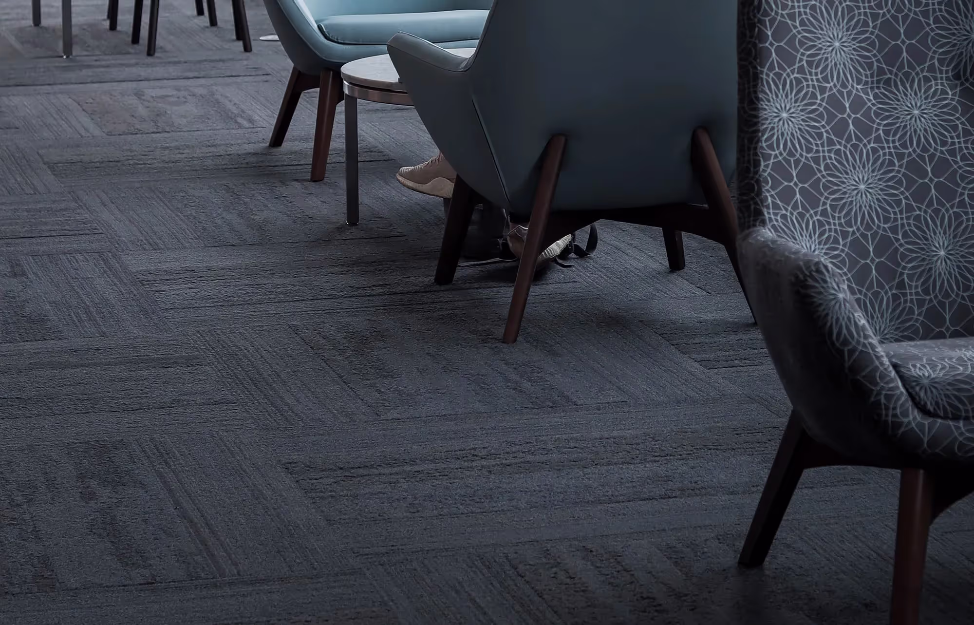 Renset mørkegrå tæppe med rene stole og rene møbler 