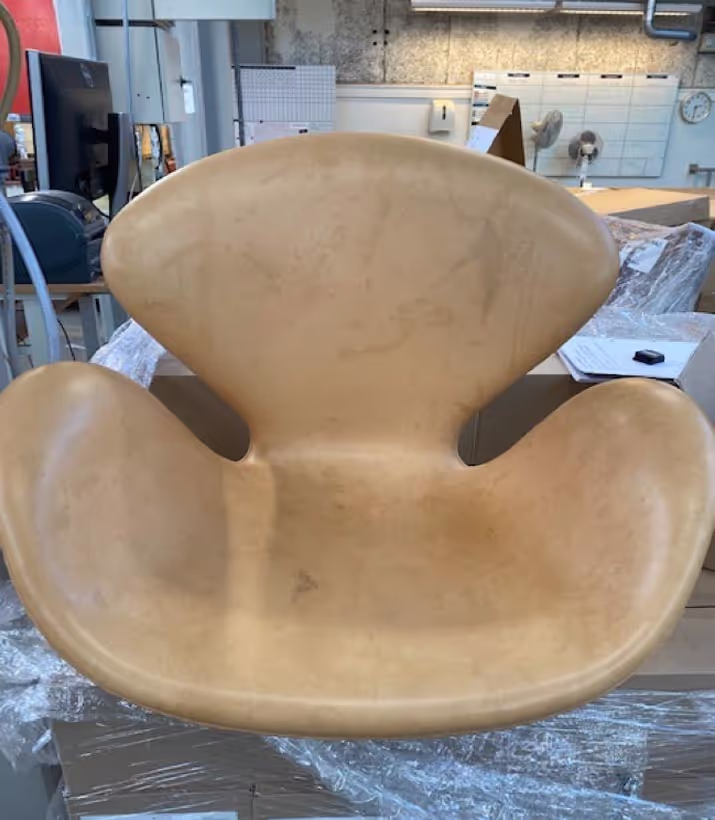 Her ses en beskidt stol som CarpetCare skal rense med deres teknikker inden for møbelrens