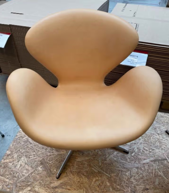 Her ses den tidligere beskidte stol, som er renset med CarpetCares møbelrens