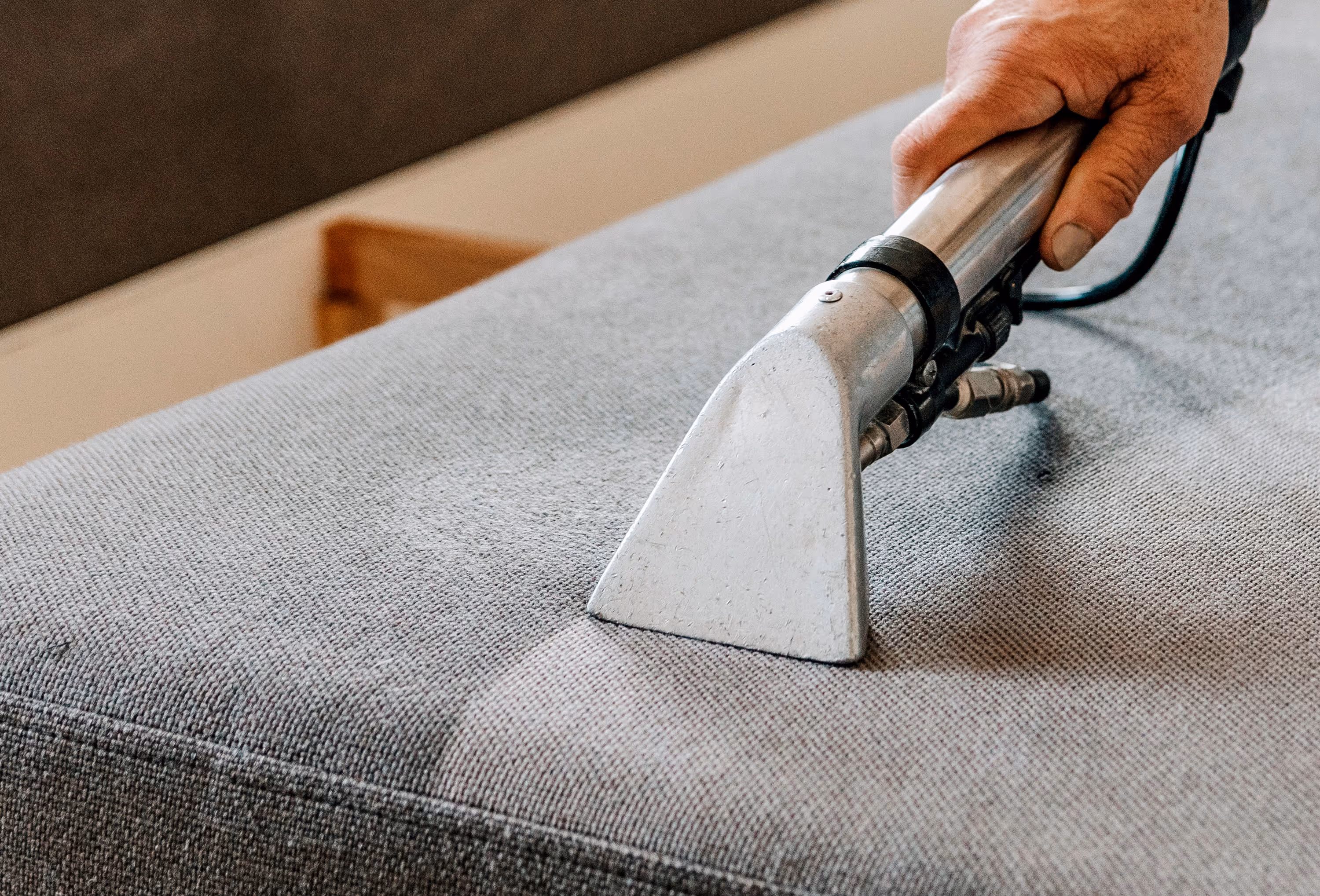 Professionel rengøring af møbler, tæpper og gardiner