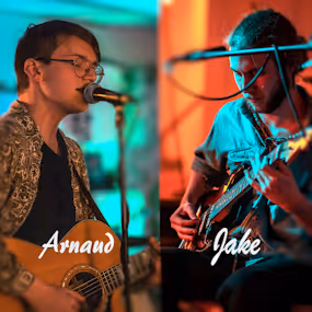Arnaud et Jake sont deux auteurs-compositeurs-interprètes finissants de l'École nationale de la chanson de Granby. Ils ont créé ce duo pour présenter des reprises et des pièces originales, parce que toutes les occasions de faire de la musique sont bonnes. 