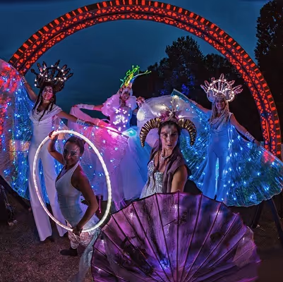 Animation, spectacle, personnages, manipulation et danse de feu ou avec lumières sur échasses