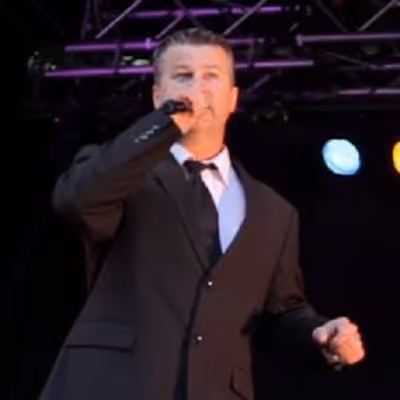 Spectacle de crooner dans la plus pure tradition, Michel Letarte est à découvrir. Le policier crooner. 