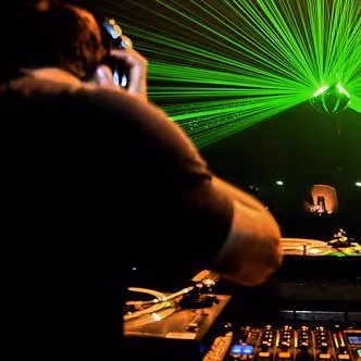 DJ, Disque Jockey, animateur, service sur mesure, tous les styles musicaux, dance, pop, rock, disco, rétro, francophone, etc.