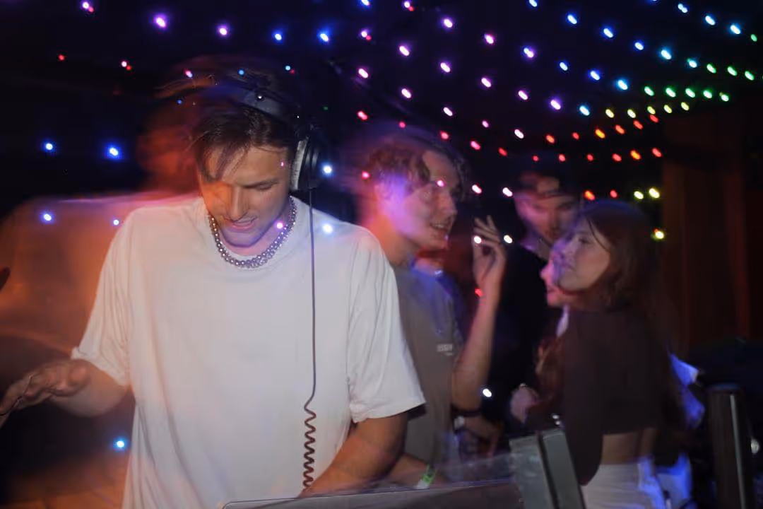 dj-compositeur-avant-gardiste-pop-Rnb