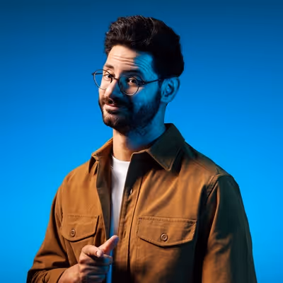 Rolly Assal, humoriste sympathique, authentique et armé d’une énergie contagieuse, au caractère bouillant et à l’humour réfléchi