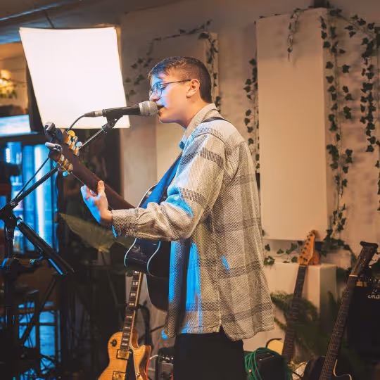 Arnaud-Emar-chansonnier-guitare-acoustique-reprise-musicale-quebecoise-francophone-anglophone