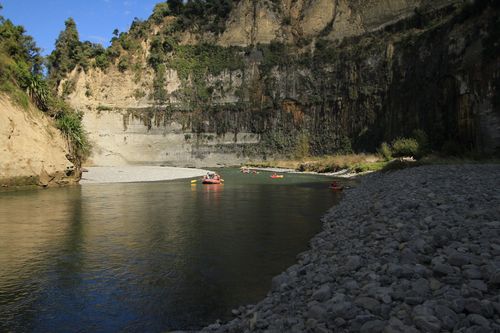 scenic float rafting through the rangitikei gorge