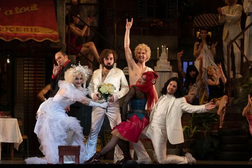 hommes et femmes costumés chantant et dansant