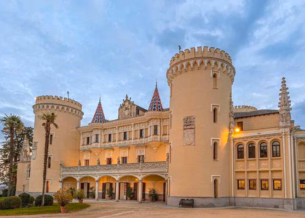 fachada del castillo de Viñuelas