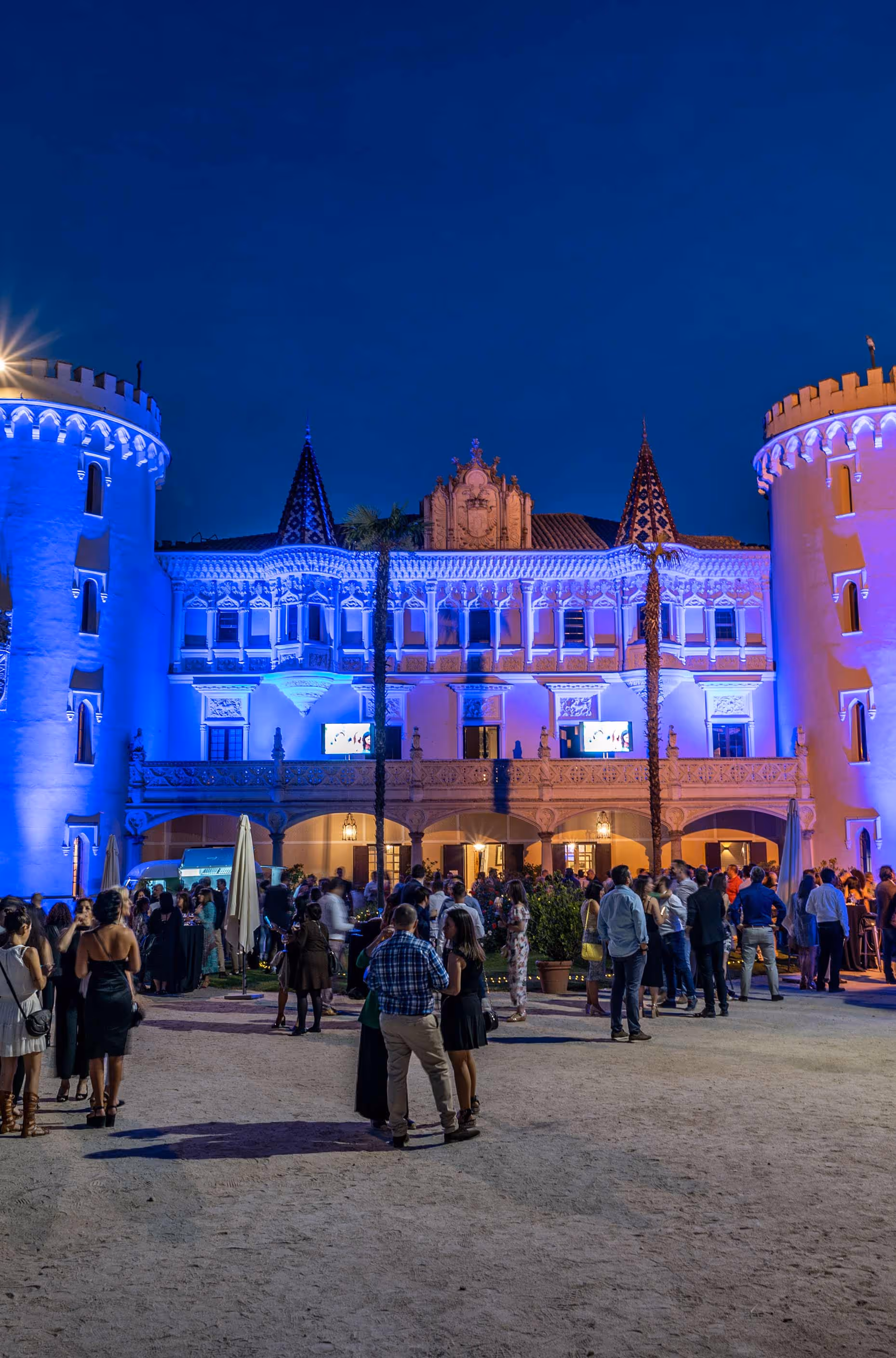 Evento corporativo celebrado en la fachada del castillo de Viñuelas con iluminación nocturna