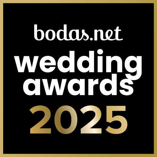 Logotipo de bodas.net con texto de wedding awards 2025 en blanco y dorado sobre fondo negro con marco dorado.