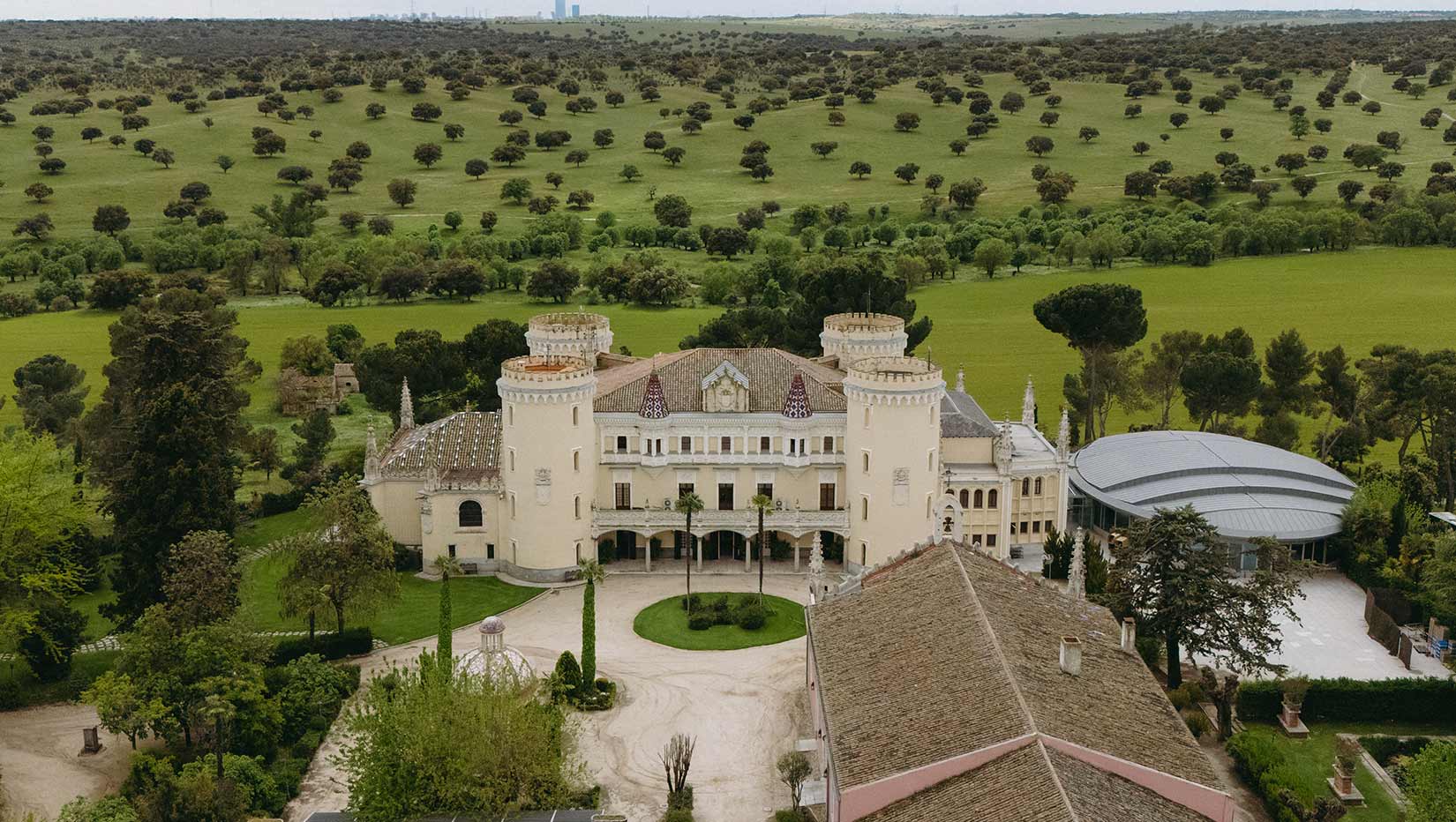 Fachada frontal del Castillo de Soto de Viñuelas, un lugar de ensueño para bodas, celebraciones y eventos de empresa