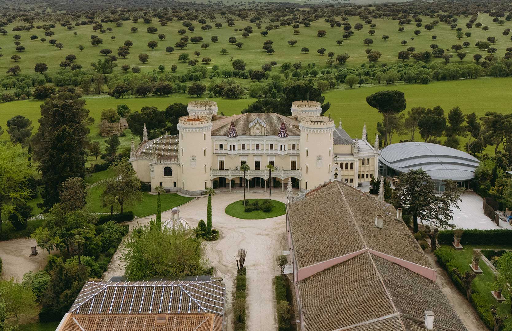 Fachada frontal del Castillo de Soto de Viñuelas, un lugar de ensueño para bodas, celebraciones y eventos de empresa