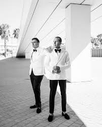 Ramón Freixa y David Castillo vestidos de blanco para celebrar su boda en el Castillo de Viñuelas.