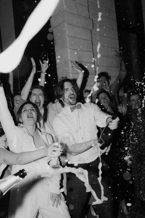 Een foto van een trouwfeest bij Ona.