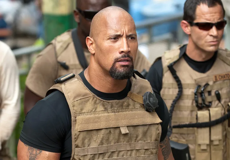 Двейн "The Rock" Джонсон із стильною стрижкою наголо та акуратною бородою в образі з фільму "G.I. Joe: Retaliation" — ідеальний приклад брутального мінімалізму для тренду 2025.