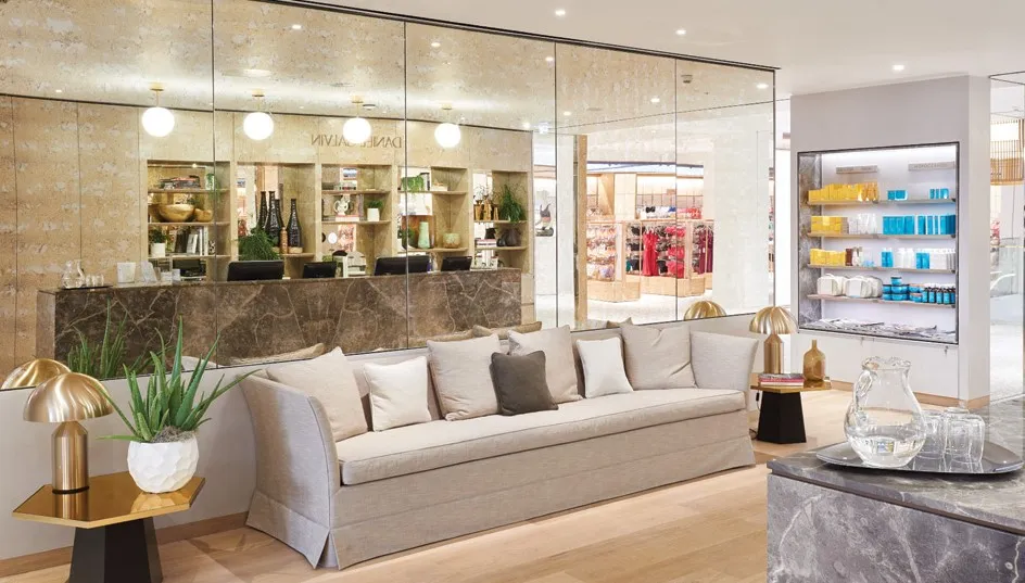 Класичні чорні шкіряні крісла Belmont у барбершопі Ted’s Grooming Room: ряд з 4-х ретро-стільців з жовтими акцентами та металевими деталями на дерев'яній підлозі — османська елегантність для королівського гоління.